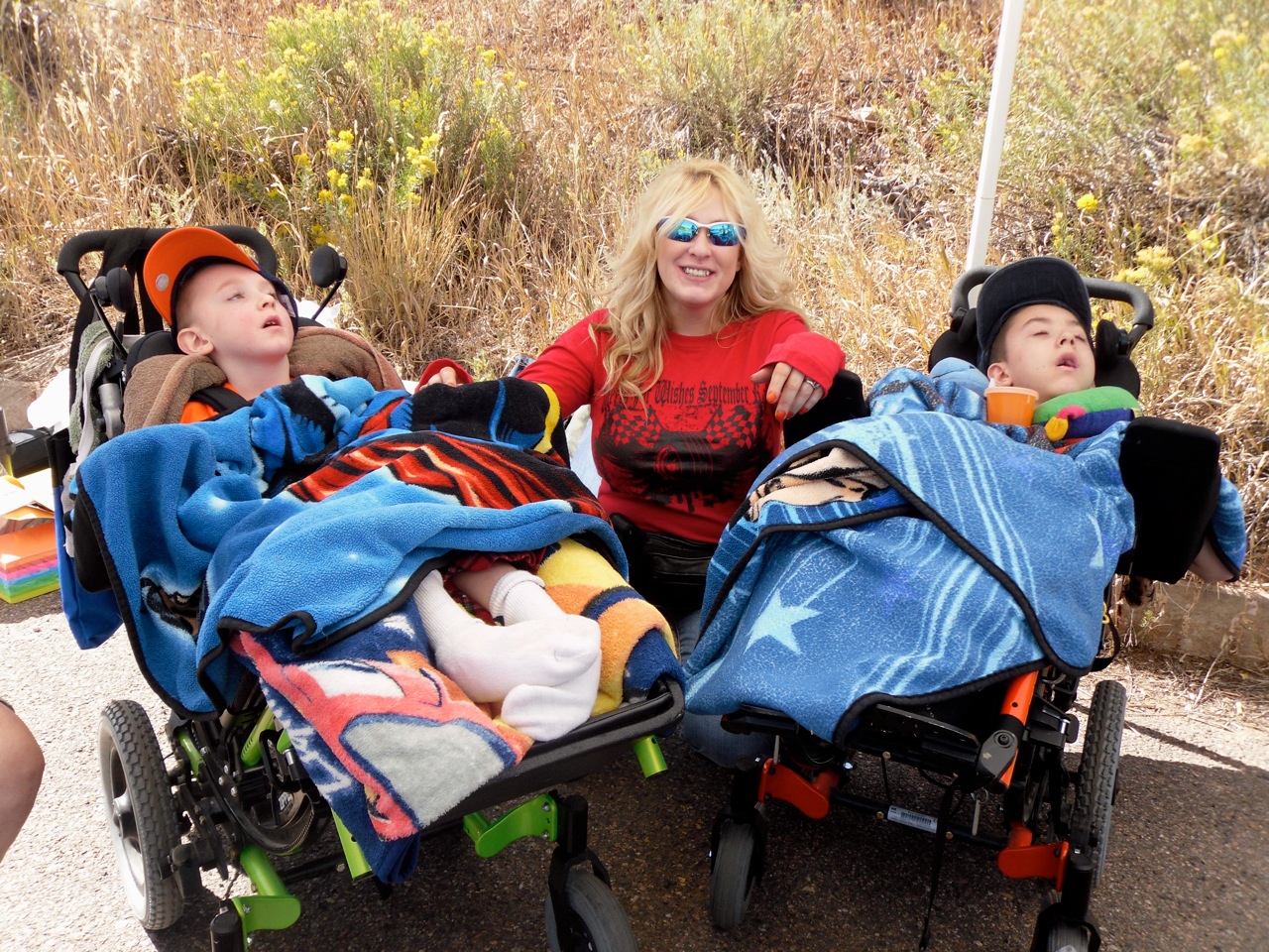 jacob wanser, cornea donor, with his brother and mother sitting outside